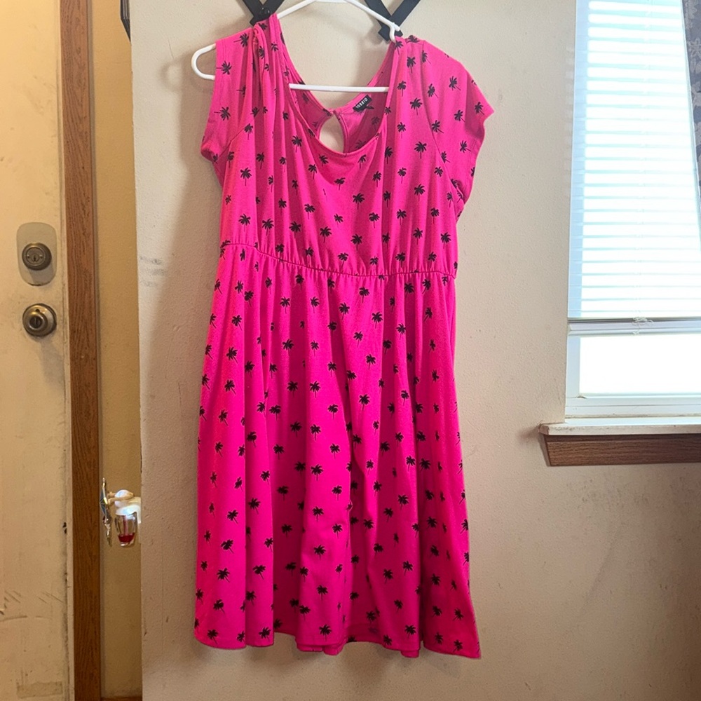 🌴 EUC - Torrid Neon Pink with Black palm Trees Dress Size 1